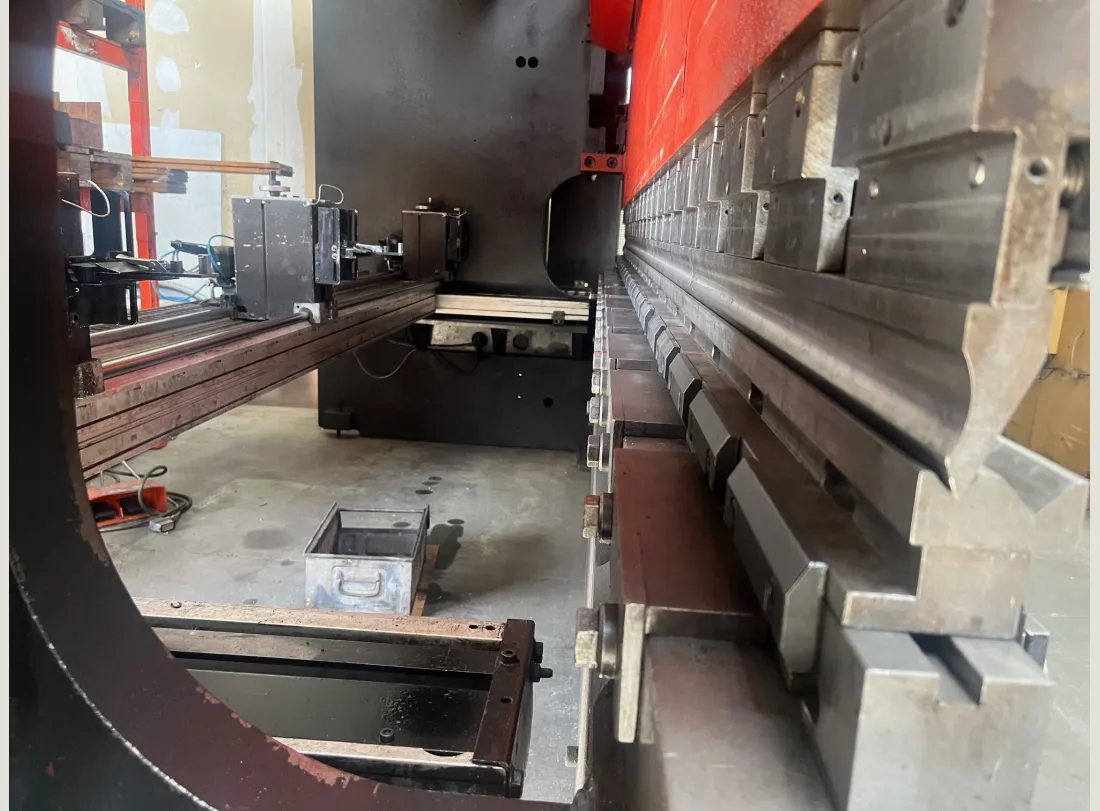 Presse Pieuse AMADA HFB 4000 x 220T 4