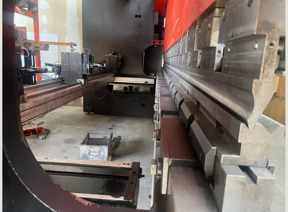 Presse Pieuse AMADA HFB 4000 x 220T 4